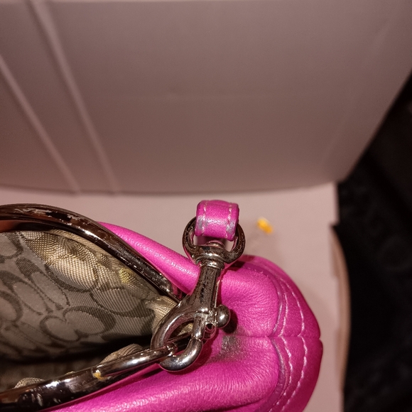 GUC Coach leather fuschia kiss lock wristlet (missing pull tag). - Picture 7 of 7